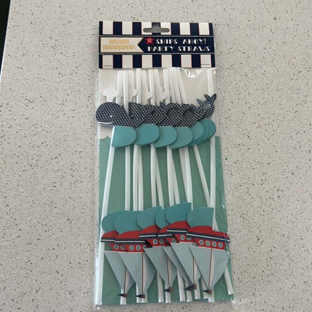6 Ships Ahoy ⛵️6 Whales🐳 = 12 party straws total in a pack.